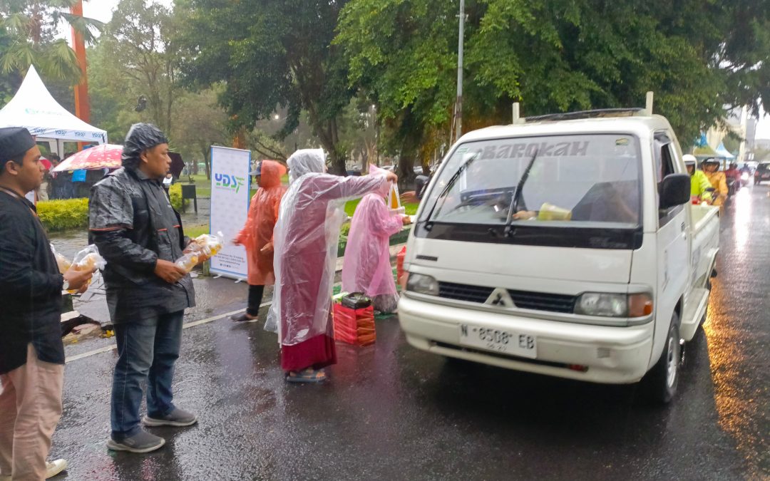 YDSF dan Komunitas Bikers Malang Raya Gelar Aksi Berbagi Takjil dan Edukasi Kesehatan di Alun-Alun Kota Malang