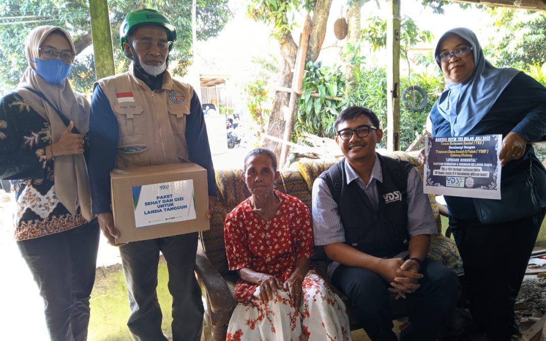 YDSF Malang bersama TRS (Tim Relawan Sosial) Salurkan bantuan paket kesehatan dan gizi untuk Lansia di Kediri