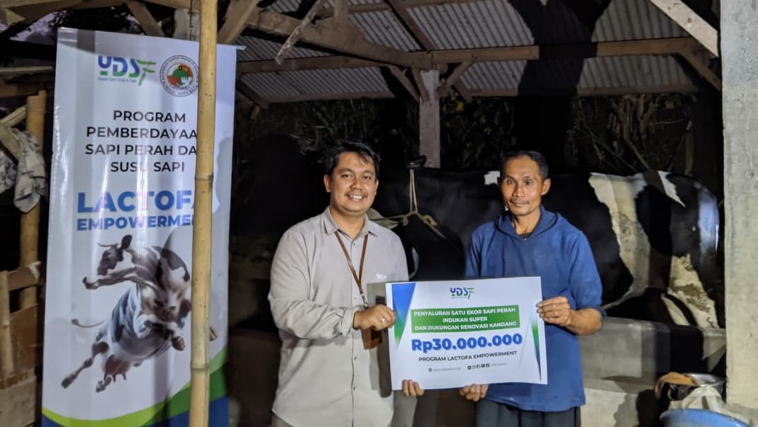 YDSF Salurkan Sapi Perah ke-5 dan Dukungan Nutrisi Pangan dalam Program Lactofa Empowerment